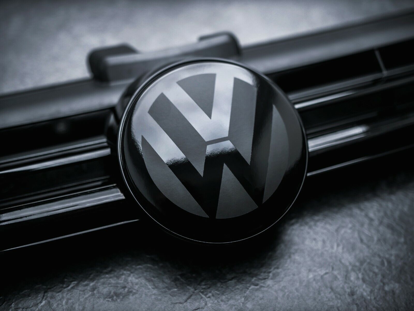 VW Golf Sportsvan Facelift - Front Emblem Vorne Schwarz Glänzend