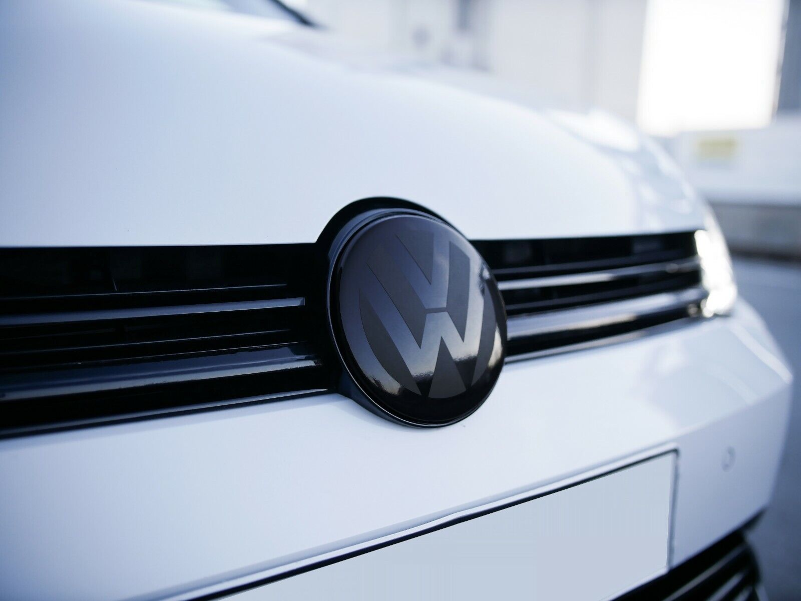 VW Golf 7 Facelift - Front Emblem Vorne Schwarz Glänzend